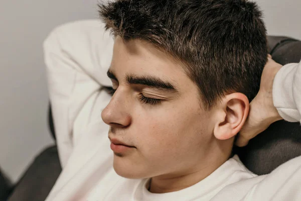 Adolescente Masculino Dormindo Descansando Com Olhos Fechados — Fotografia de Stock