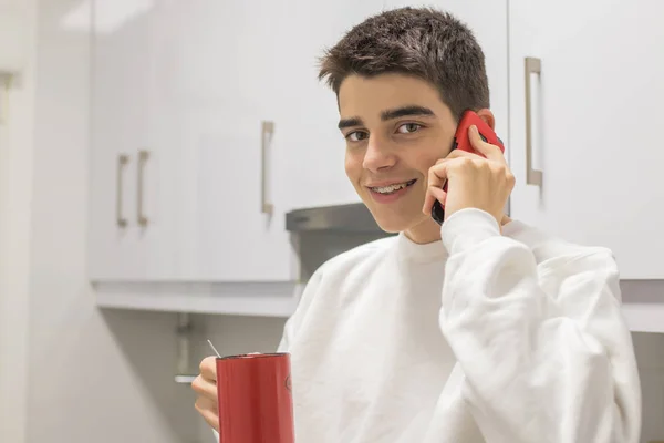 Jeune Homme Adolescent Avec Téléphone Portable Boire Café — Photo