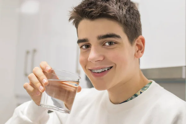 Πορτρέτο Του Νεαρού Έφηβος Πόσιμο Ποτήρι Νερό — Φωτογραφία Αρχείου
