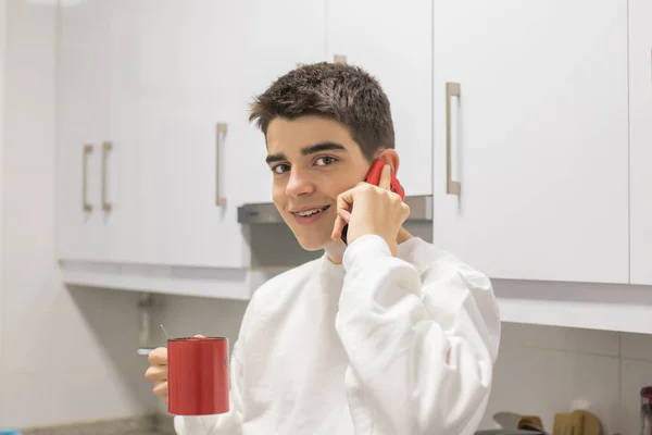 Ung Tonåring Man Med Mobiltelefon Dricka Kaffe — Stockfoto