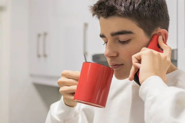 Νεαρός Έφηβος Μιλάει Στο Κινητό Τηλέφωνο Και Πίνει Καφέ — Φωτογραφία Αρχείου
