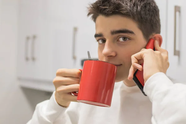 Giovane Adolescente Che Parla Sul Cellulare Beve Caffè — Foto Stock