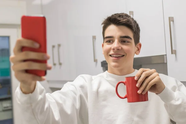 Genç Adam Evinde Elinde Fincanla Akıllı Telefonuyla Fotoğraf Çekiyor — Stok fotoğraf