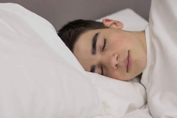 Porträtt Ung Tonåring Man Sover Sängen — Stockfoto