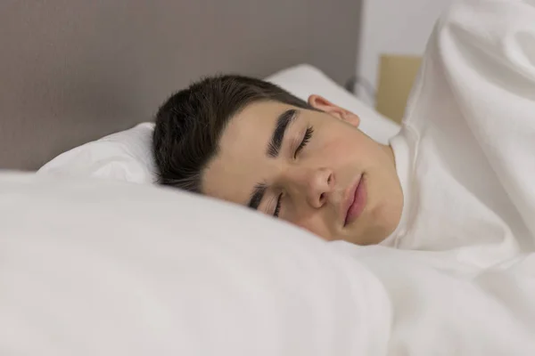 Porträtt Ung Tonåring Man Sover Sängen — Stockfoto
