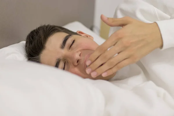 Porträtt Ung Tonåring Man Sängen Sova Med Sömnig Uttryck — Stockfoto