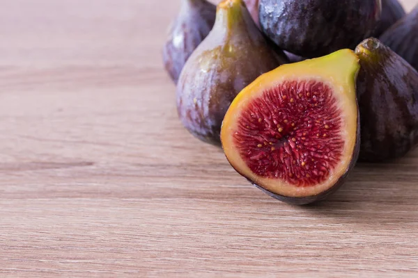 Figues Noires Naturelles Groupées Dans Bois — Photo