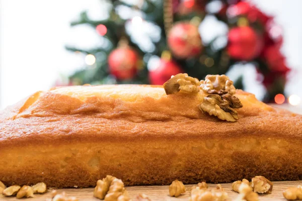 Gâteau Noël Avec Des Noix Des Ornements — Photo