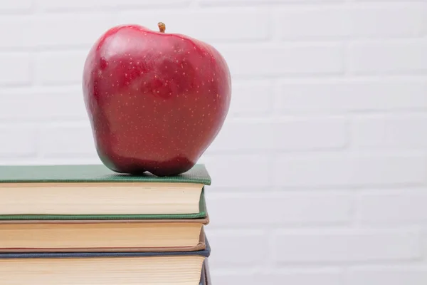Naturligt Rött Äpple Staplade Böcker — Stockfoto