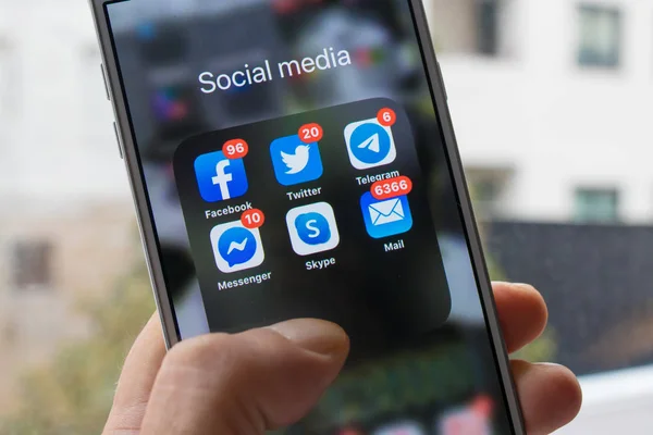 西班牙加利西亚 2019年11月3日 带有社交媒体应用程序和电子邮件图标的手机屏幕 — 图库照片