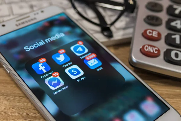Galizia Spagna Novembre 2019 Mano Con Cellulare Applicazioni Facebook Twitter — Foto Stock