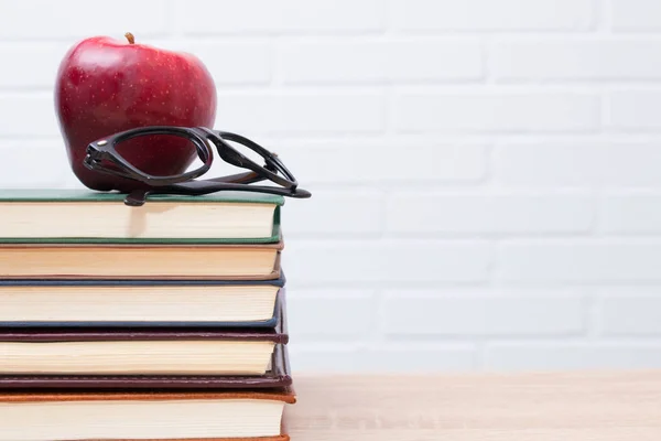 Gläser Mit Apfel Auf Gestapelten Büchern — Stockfoto