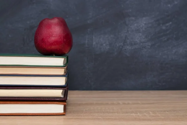 Pomme Sur Des Livres Empilés Avec Fond Tableau Noir — Photo