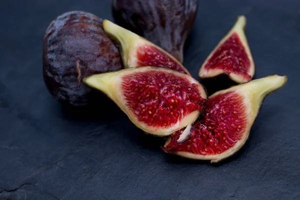 Open Natural Black Figs Isolated Black Background — Stockfoto