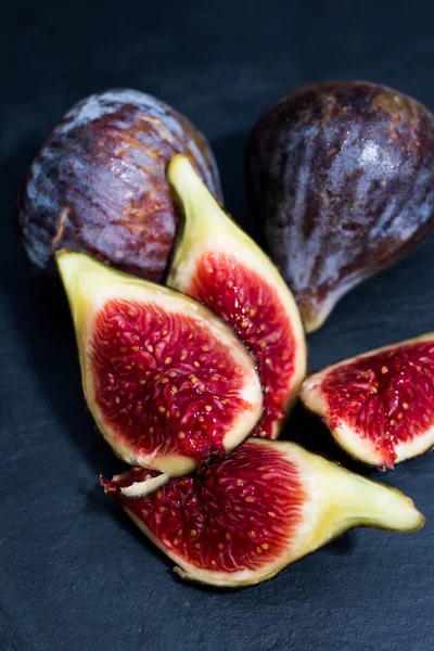 Open Natural Black Figs Isolated Black Background — Stockfoto