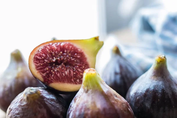 Verse Vijgen Met Natuurlijk Licht — Stockfoto