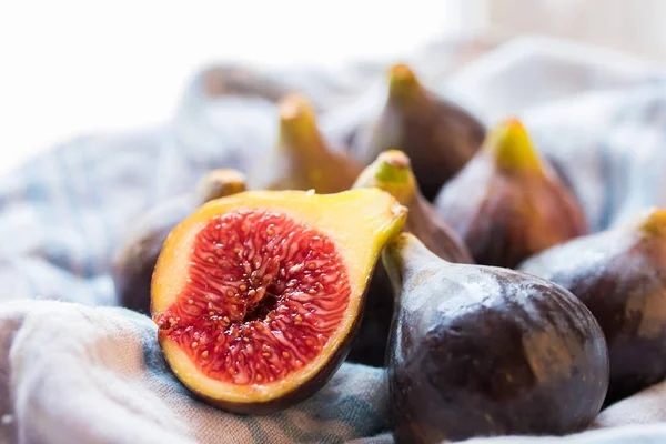 Verse Vijgen Met Natuurlijk Licht — Stockfoto