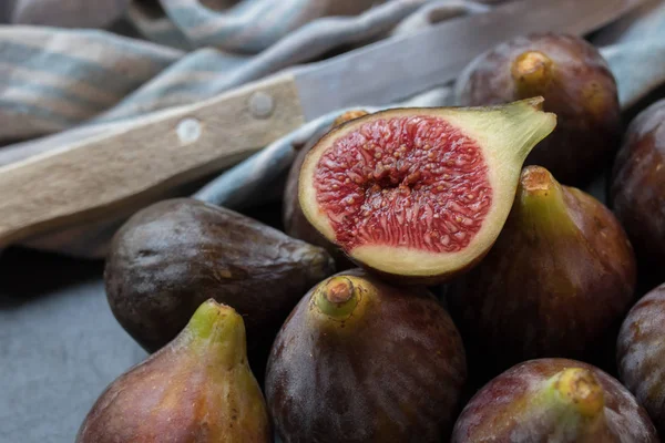 Natural Black Figs Presented Group — Stock Photo, Image