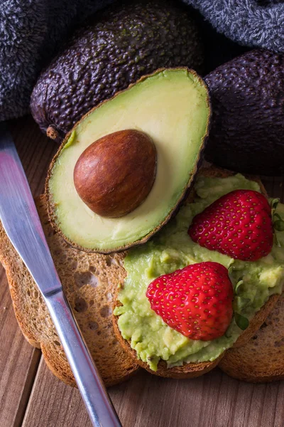 Natuurlijke Avocado Met Fruit Guacamole Toast — Stockfoto