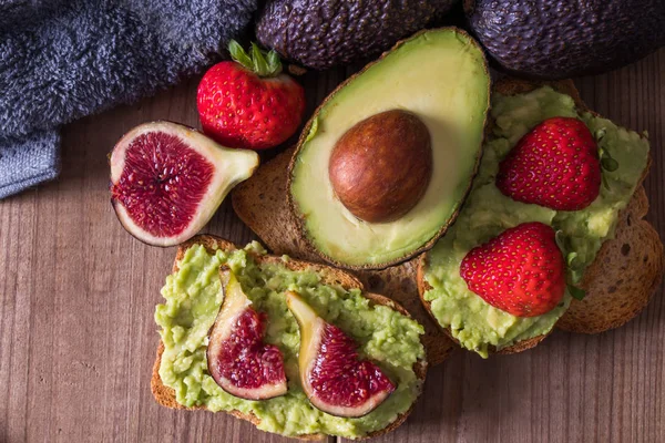 Natuurlijke Avocado Met Fruit Guacamole Toast — Stockfoto