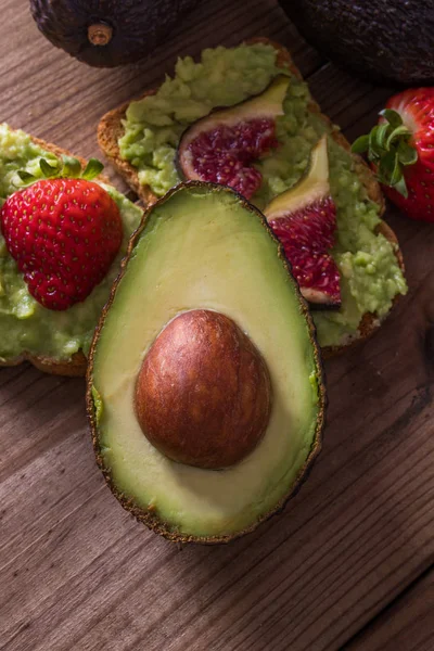 Avocado Toast Met Fruit Rustiek Hout — Stockfoto