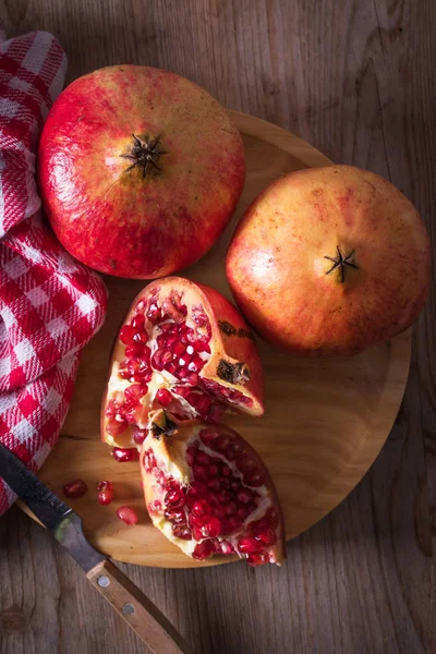 Fruto Romã Aberto Natural Madeira — Fotografia de Stock