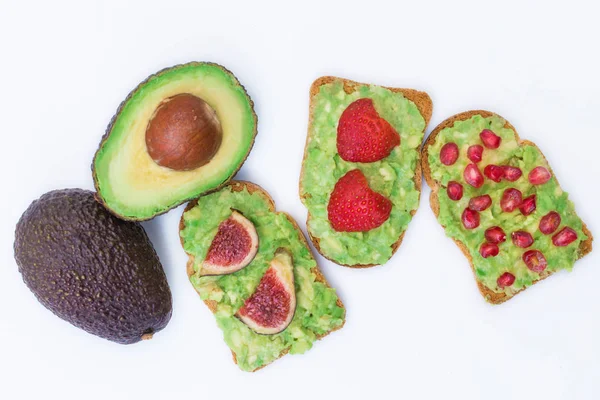 Torrada Abacate Guacamole Com Frutos Vermelhos Naturais — Fotografia de Stock