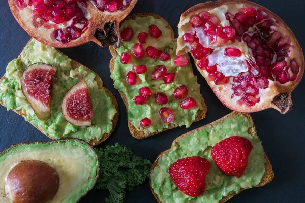 Tostadas Aguacate Guacamole Con Frutas Rojas — Foto de Stock