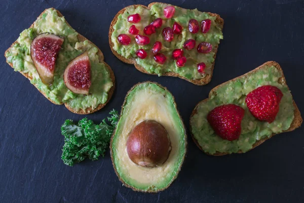 Aguacate Abierto Con Tostadas Guacamole Frutas Rojas — Foto de Stock