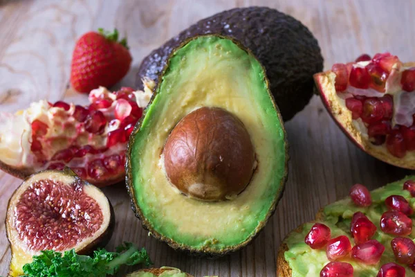 Avocado Rode Fruit Toast Van Het Veganistische Vegetarische Dieet — Stockfoto