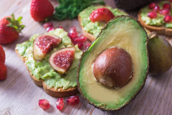 Avocado Rode Fruit Toast Van Het Veganistische Vegetarische Dieet — Stockfoto