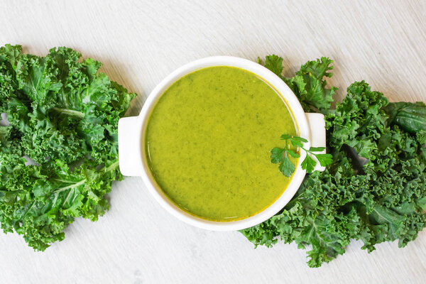 суп из пюре или натуральный растительный крем вид сверху
