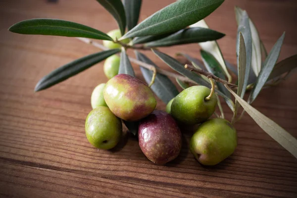 Natuurlijke Olijven Met Olijftakken Rustieke Houten Ondergrond — Stockfoto