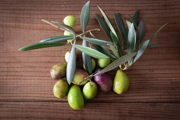 Aceitunas Naturales Sobre Fondo Rústico Madera — Foto de Stock