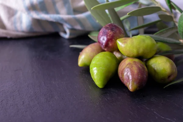 Aceitunas Naturales Frescas Sobre Fondo Negro — Foto de Stock