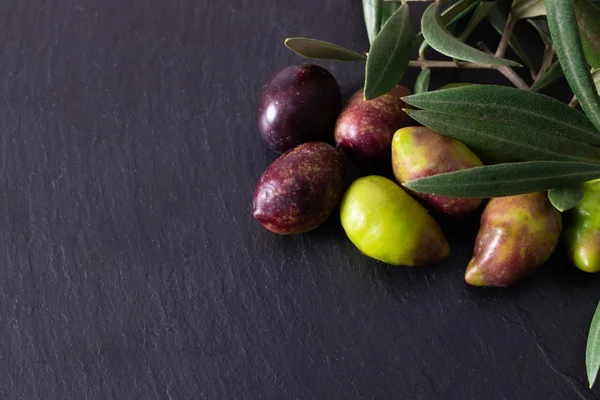 Olives Naturelles Fraîches Sur Fond Noir — Photo