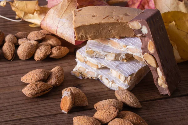 Nougat Met Amandelen Traditioneel Kerstdessert — Stockfoto