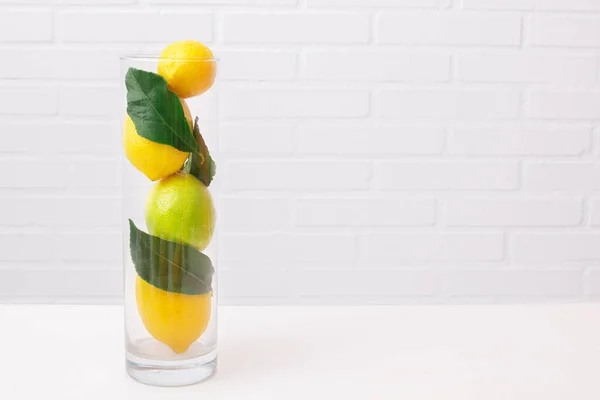 装有天然柠檬和叶子的玻璃瓶 — 图库照片