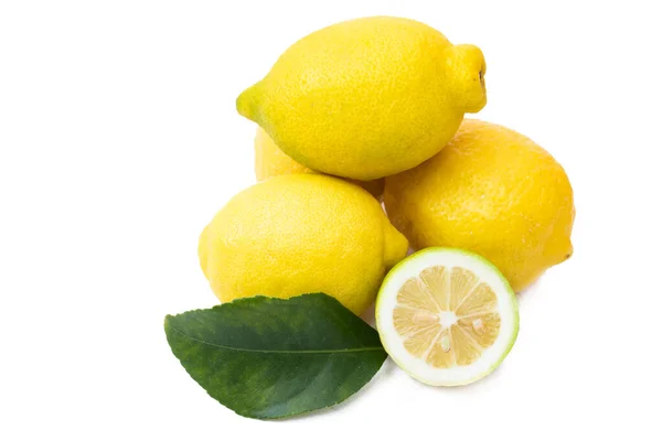 Natürliche Zitronen Mit Zitronenblättern Isoliert Auf Weiß — Stockfoto