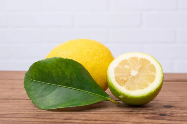 Limones Naturales Con Hojas Limón Sobre Madera Rústica —  Fotos de Stock