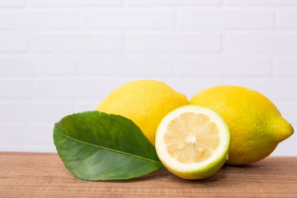 Limones Naturales Con Hojas Limón Sobre Madera Rústica —  Fotos de Stock