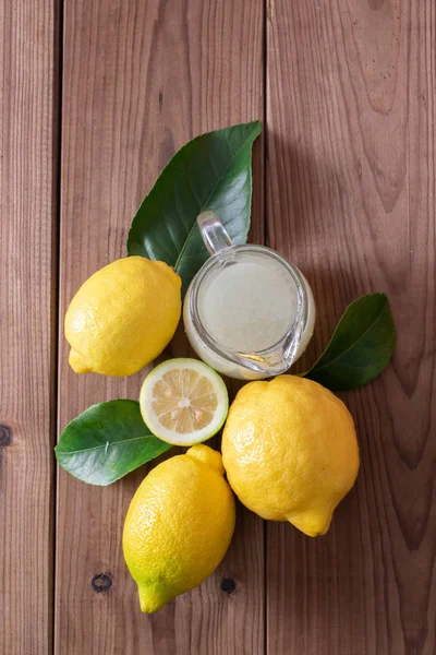有叶子和柠檬汁的天然柠檬的顶部视图 — 图库照片