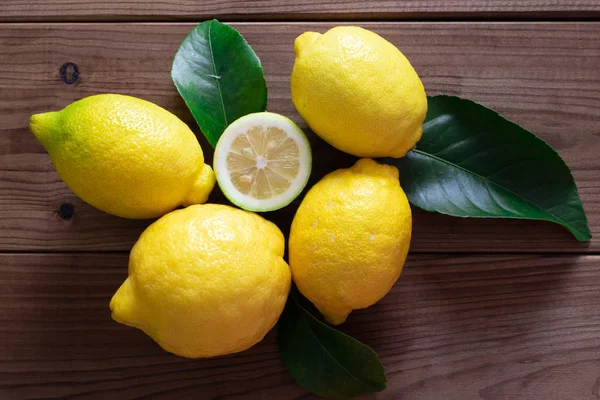 Natürliche Zitronen Mit Zitronenblättern Auf Rustikalem Holzgrund — Stockfoto