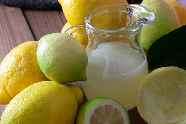 Натуральный Лимонный Сок Лимонами Листьями — стоковое фото