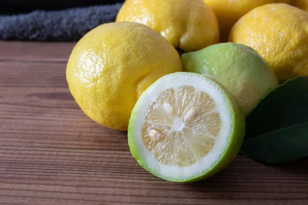 Натуральные Лимоны Деревенском Деревянном Фоне — стоковое фото