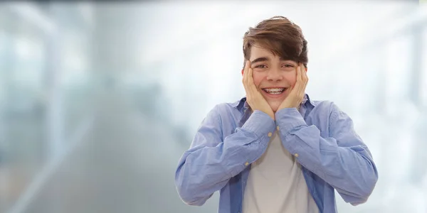 Estudiante Adolescente Sonriendo Escuela —  Fotos de Stock