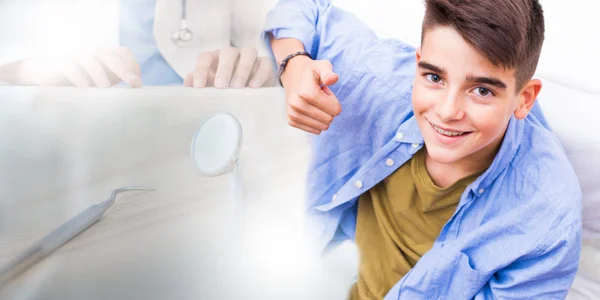 Jeune Adolescent Enfant Avec Orthodontie — Photo