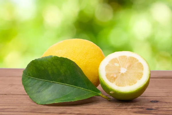 Natürliche Zitronen Auf Holz Und Grünem Hintergrund — Stockfoto