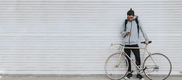 Молодой Человек Мобильным Телефоном Улице Винтажным Велосипедом Местом Смс Объявлений — стоковое фото