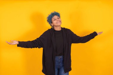 Sarı arka planda mavi saçlı genç Afrikalı Amerikalı kız ya da kadın.